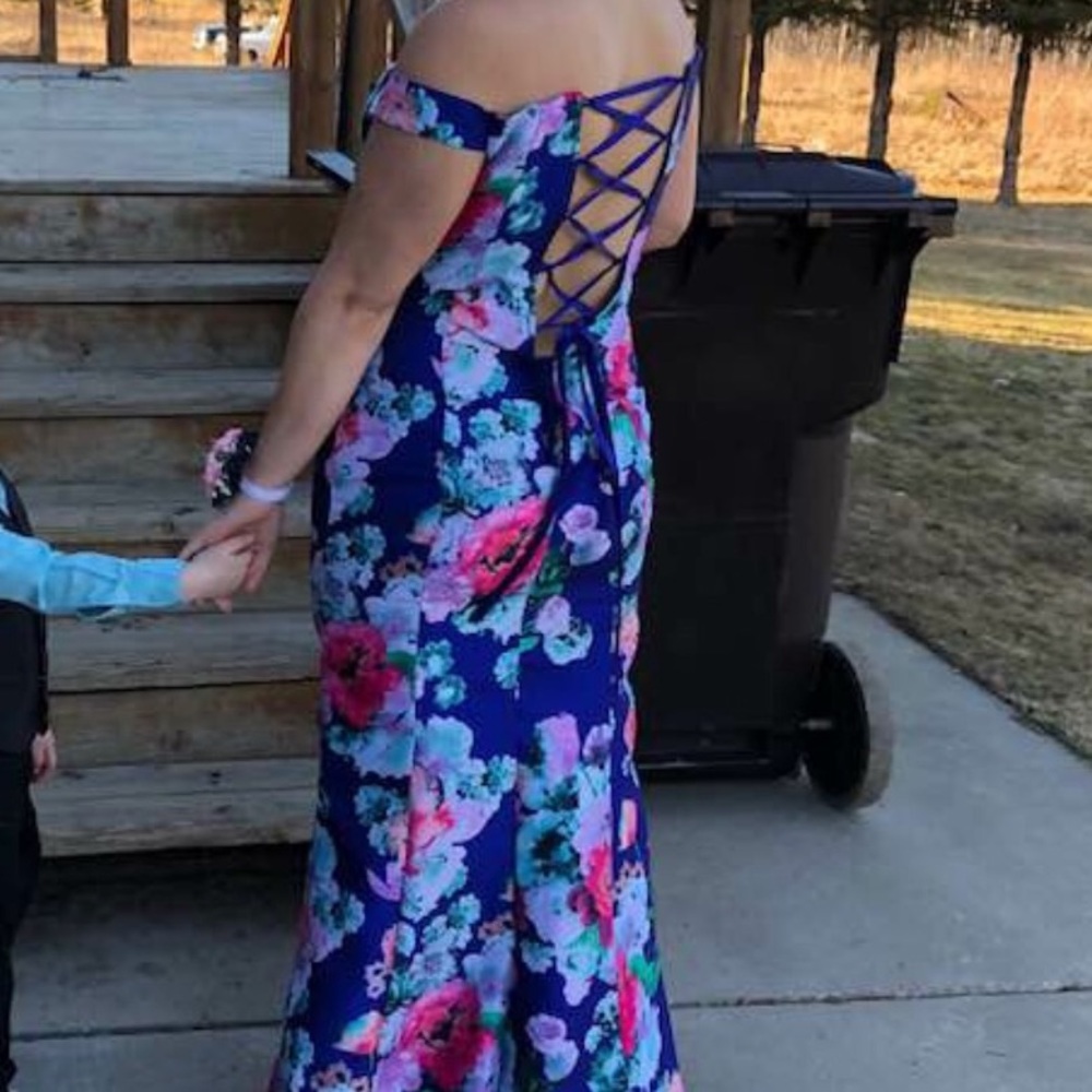 Formal dress - Picture 3 of 3